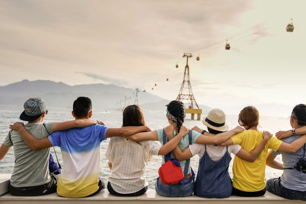 Gruppe von Menschen Arm in Arm im Freien