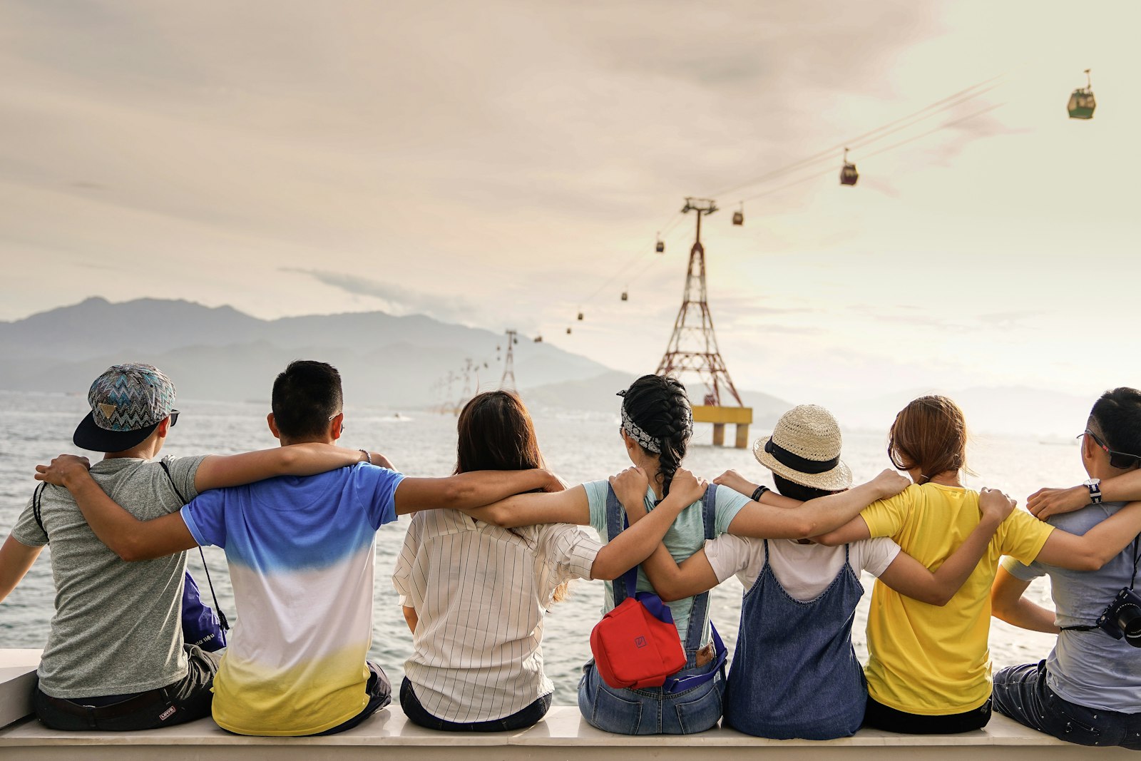 Gruppe von Menschen Arm in Arm im Freien