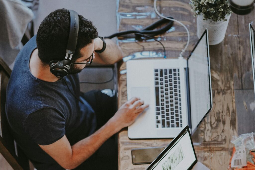 Hybrides Arbeiten im Homeoffice: Mann arbeitet konzentriert an seinem Laptop