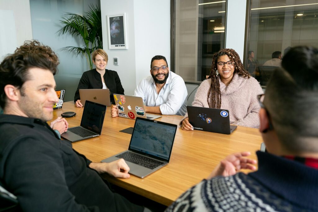 Team am Besprechungstisch vereinbart Regeln, damit Konflikte im Team gar nicht erst eskalieren