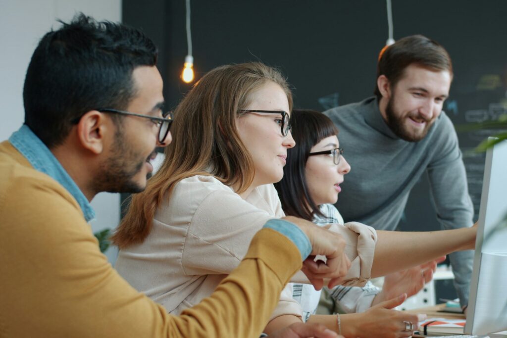 Mitarbeiter motivieren im Alltag: Team arbeitet konzentriert und gemeinsam am Bildschirm