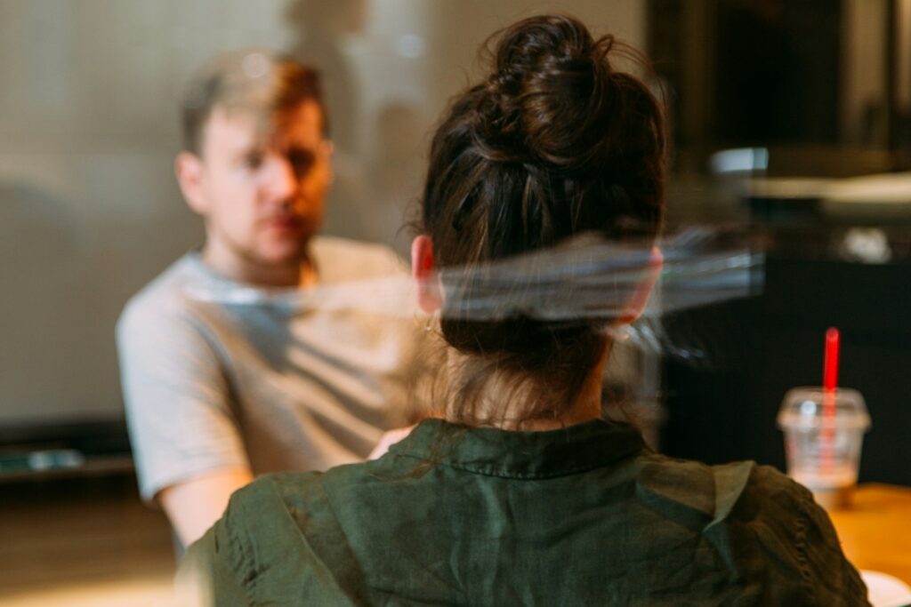 Zwei Personen im ruhigen Vier-Augen-Gespräch im Büro als Sinnbild für Mitarbeiterbindung durch gute Führung