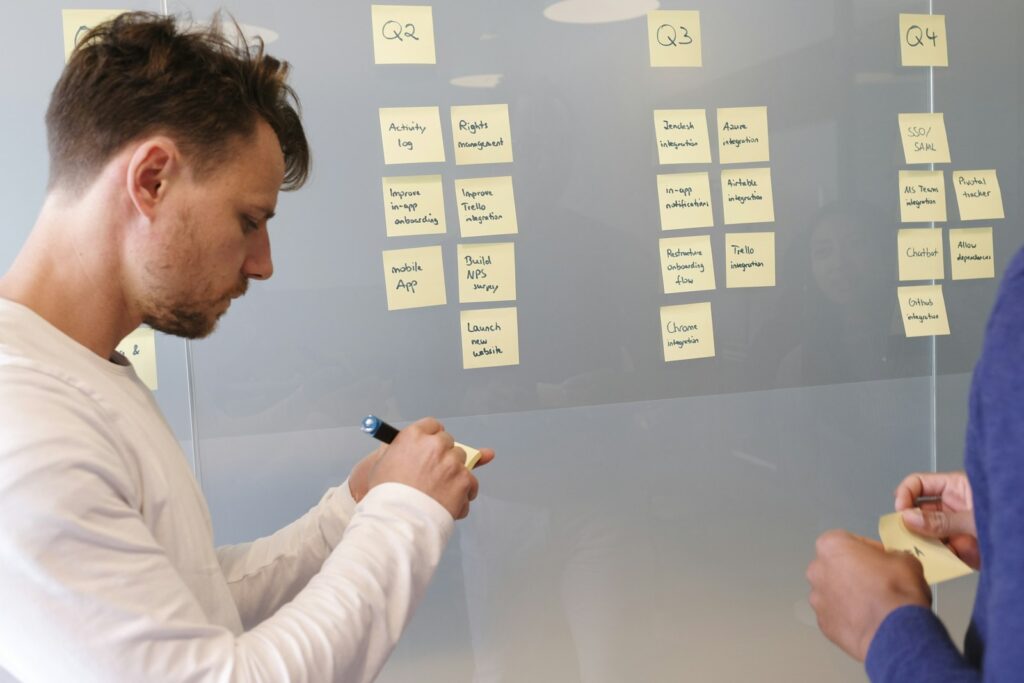 CFO Aufgaben in der Planung: Eine Person zeichnet Diagramme auf ein Glas-Whiteboard