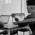 Konzentriertes Arbeiten am Laptop