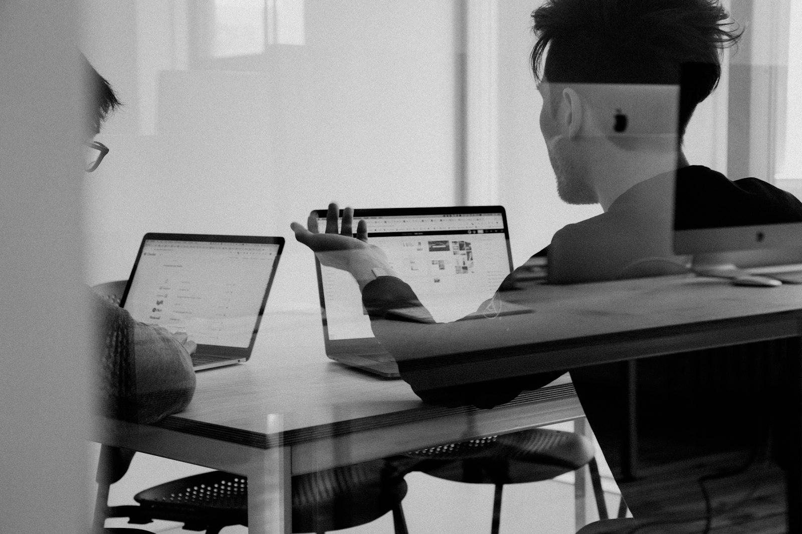 Konzentriertes Arbeiten am Laptop