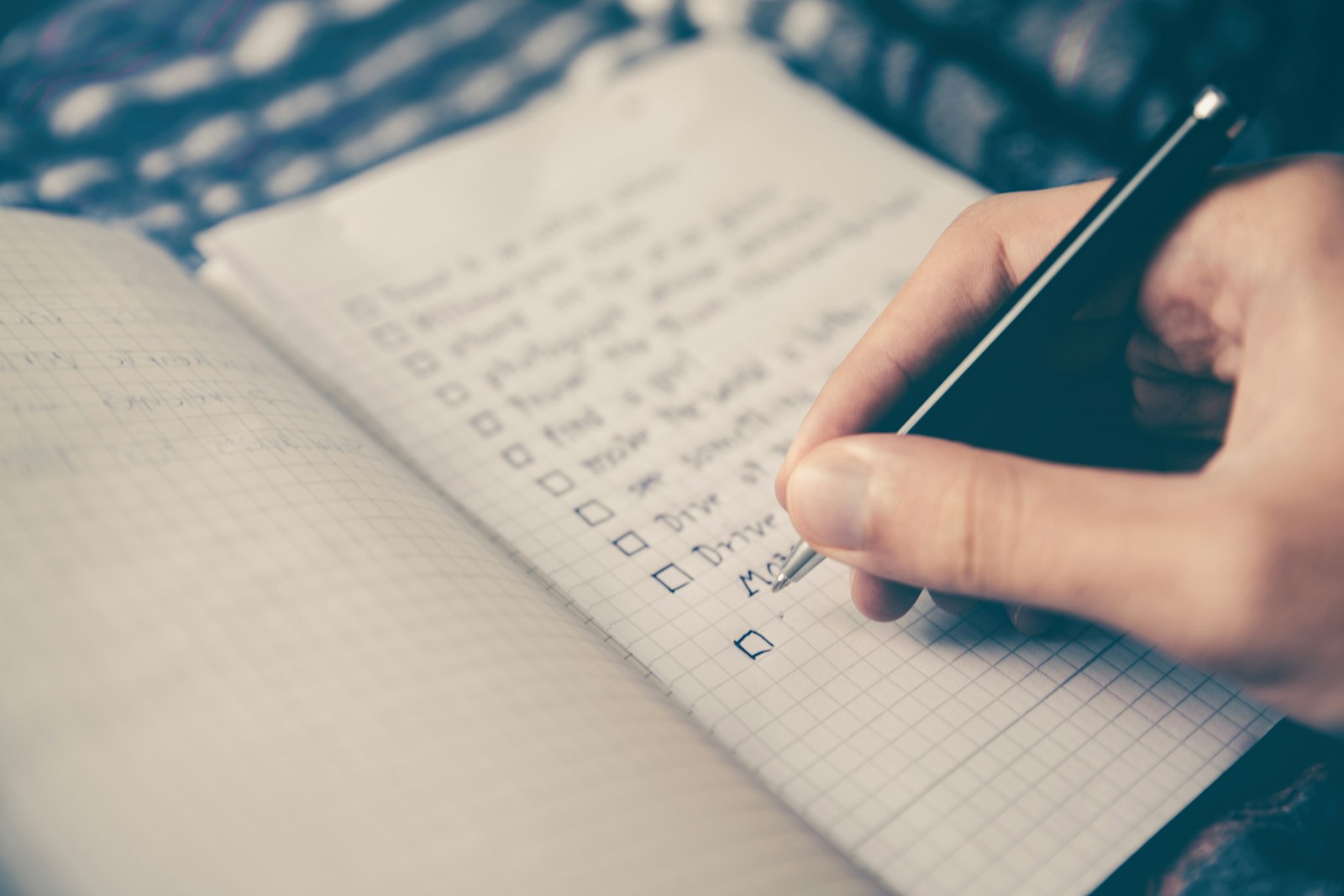 Notizbuch mit To-do-Liste und Stift