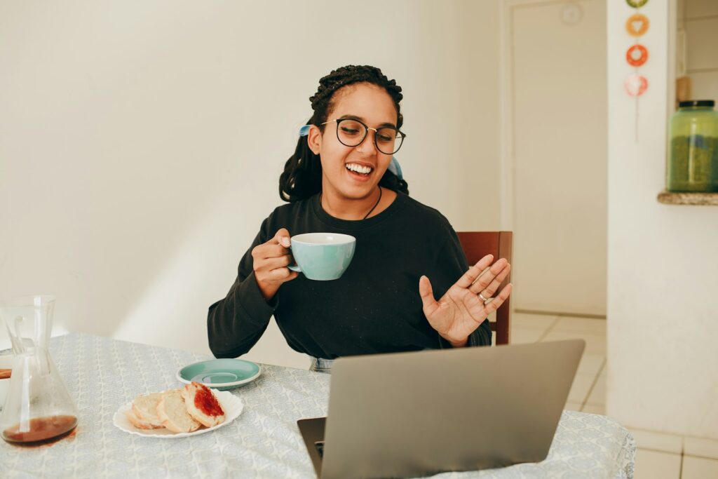Frau hält eine Tasse in der Hand und macht eine Pause – Energiemanagement mit bewussten Auszeiten