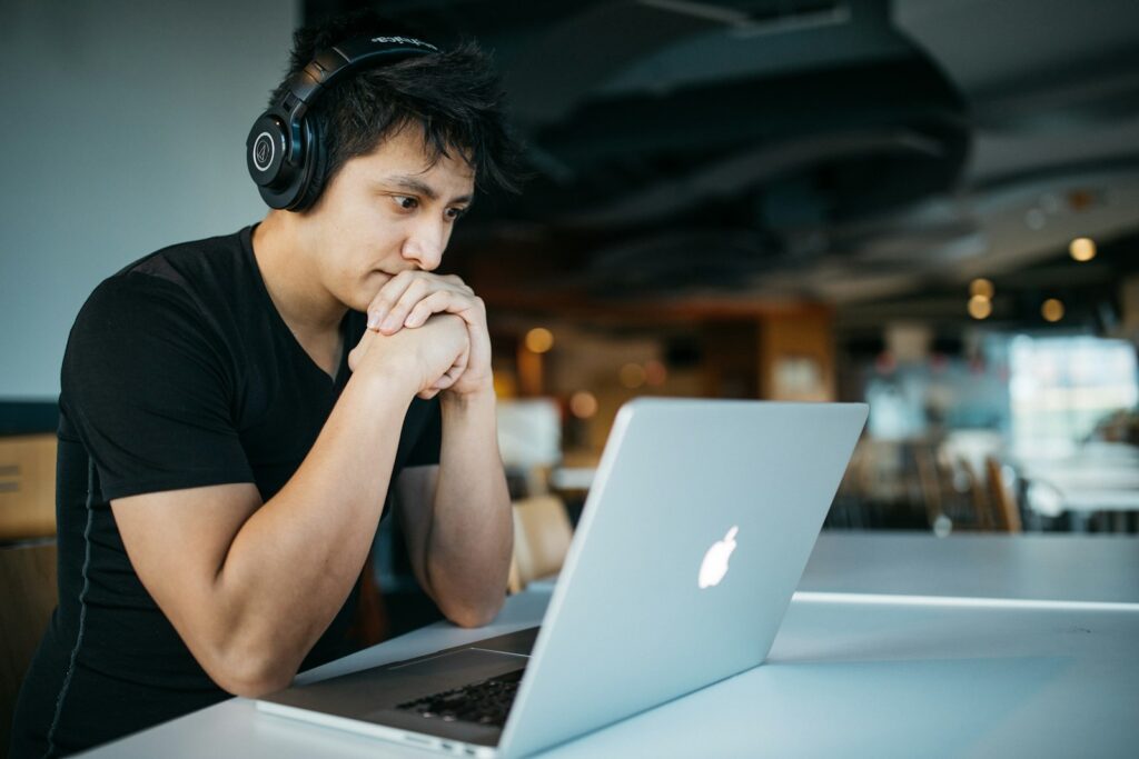 Nachdenklicher Mann vor einem Laptop