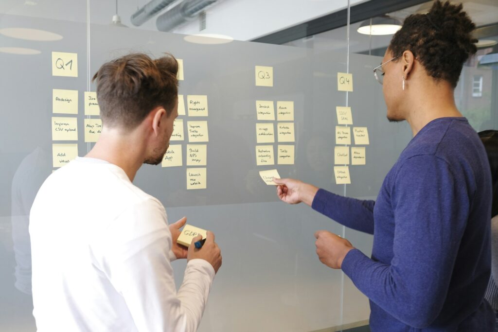 Planung der ersten 100 Tage mit Haftnotizen an einer Glaswand