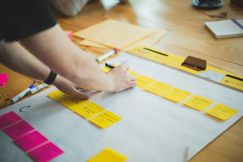 Notizen und Vereinbarungen auf Papier – Feedback geben mit konsequentem Follow-up