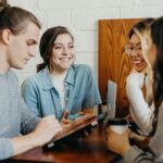 Zwei Kolleginnen im Gespräch am Tisch
