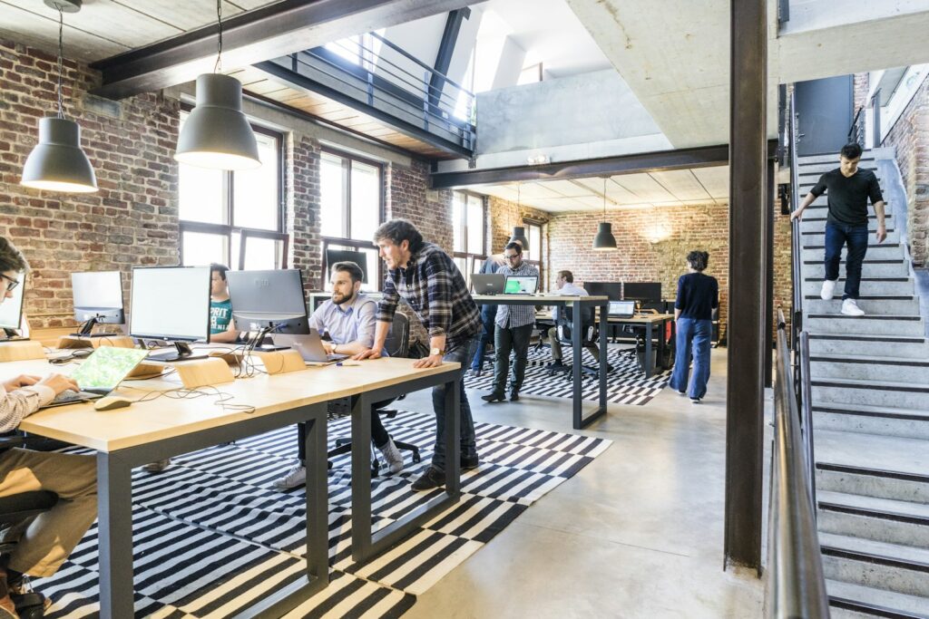 Offenes Büro im Loft-Stil mit Arbeitsplätzen