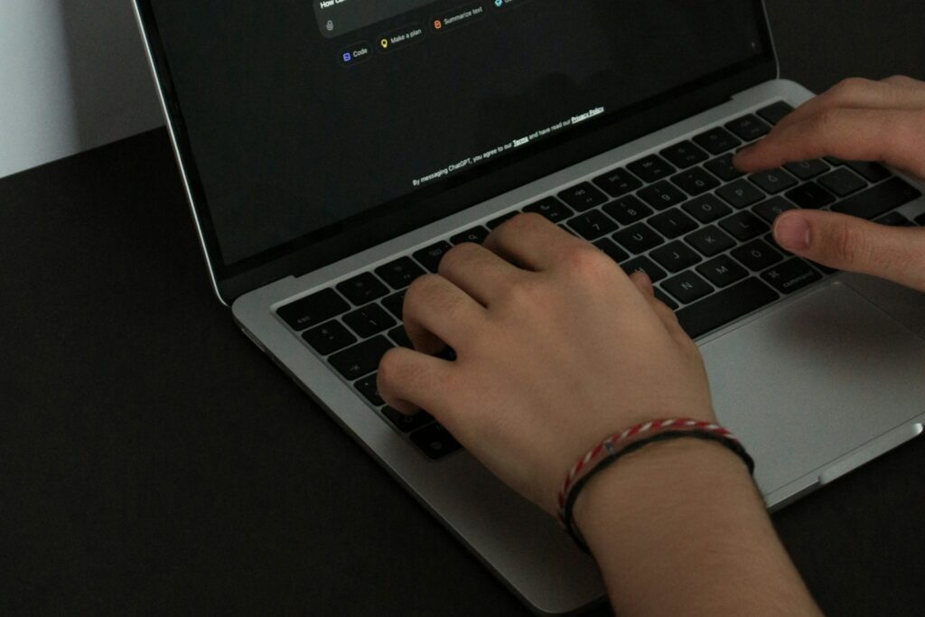 KI im Mittelstand: Person arbeitet konzentriert an einem Laptop im Büro
