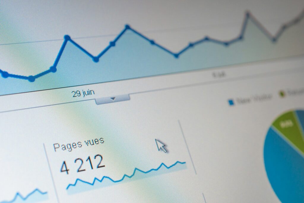 Management-KPIs im Blick: Bildschirm mit einem Liniendiagramm zur Entwicklung von Kennzahlen