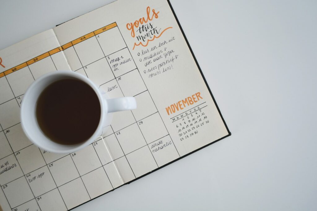 Kalender und Kaffeetasse auf einem Schreibtisch