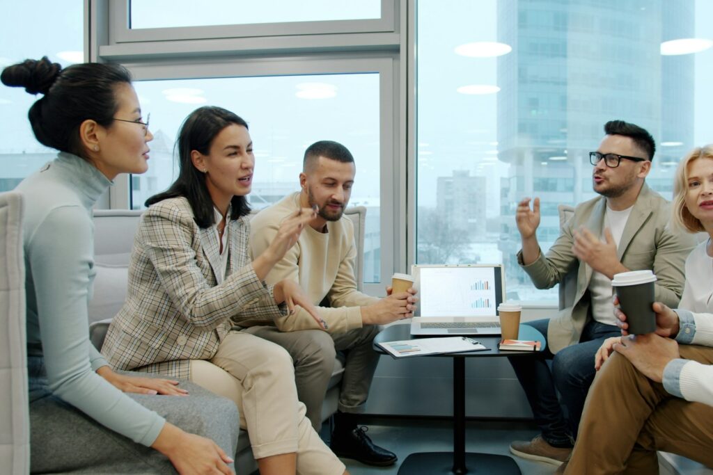 Team in einem modernen Büro bei einer Besprechung – Meetings reduzieren heißt bessere Treffen