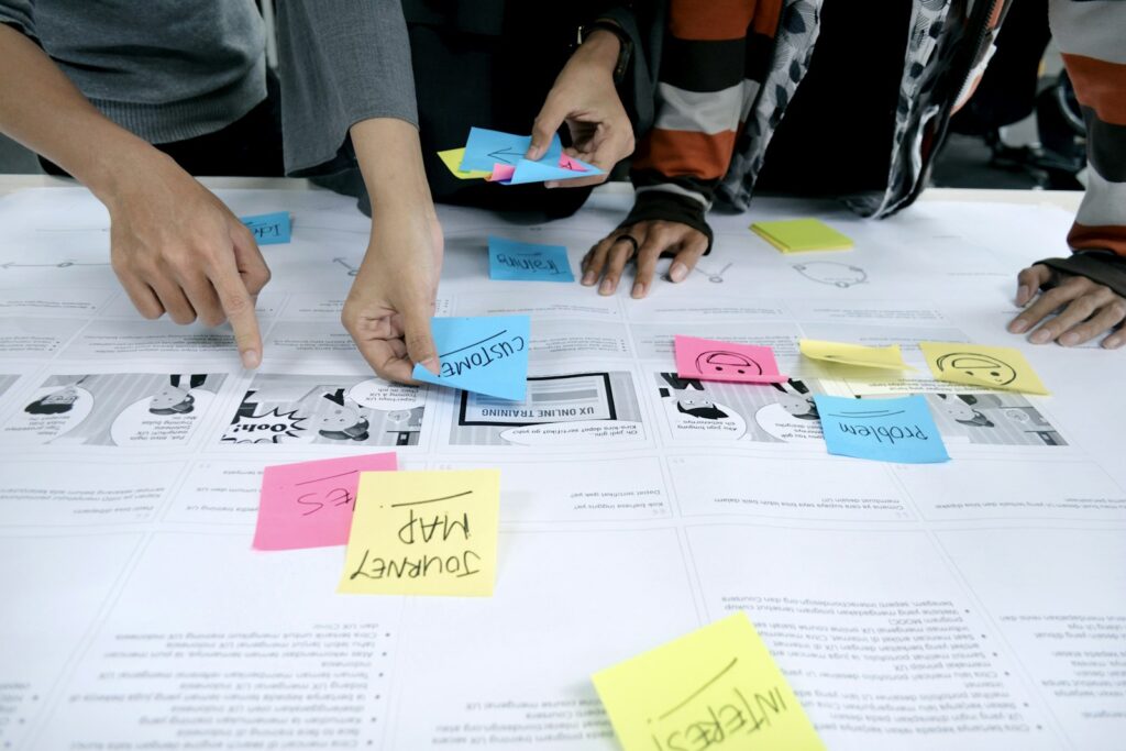 Team arbeitet eigenständig mit Haftnotizen an einer Planung – Ausstieg aus dem Mikromanagement
