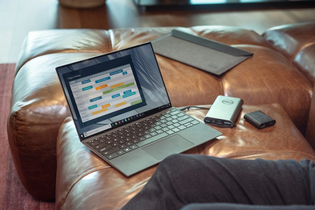 Laptop mit Videocall auf einem Sofa im Homeoffice