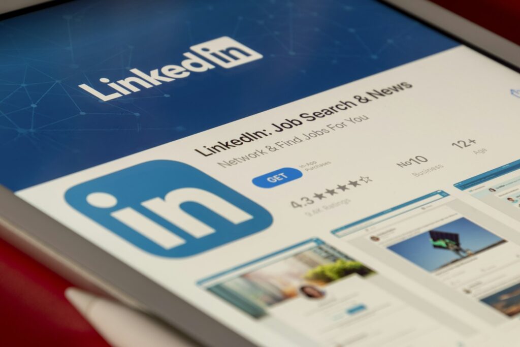 Personal Branding LinkedIn: Tablet mit geöffneter LinkedIn-App auf dem Schreibtisch