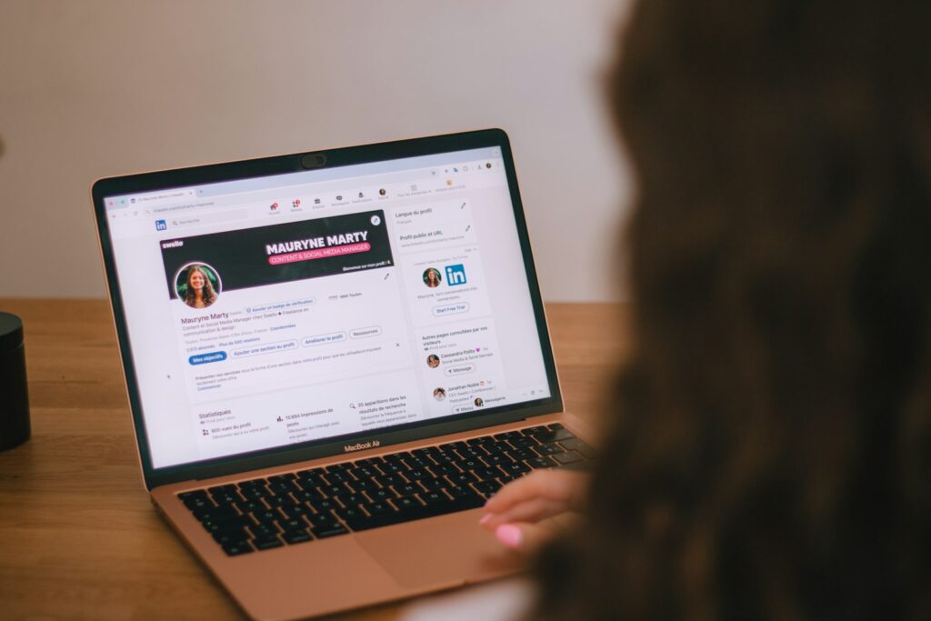 Führungskraft prüft am Laptop ihr Profil für das Personal Branding LinkedIn