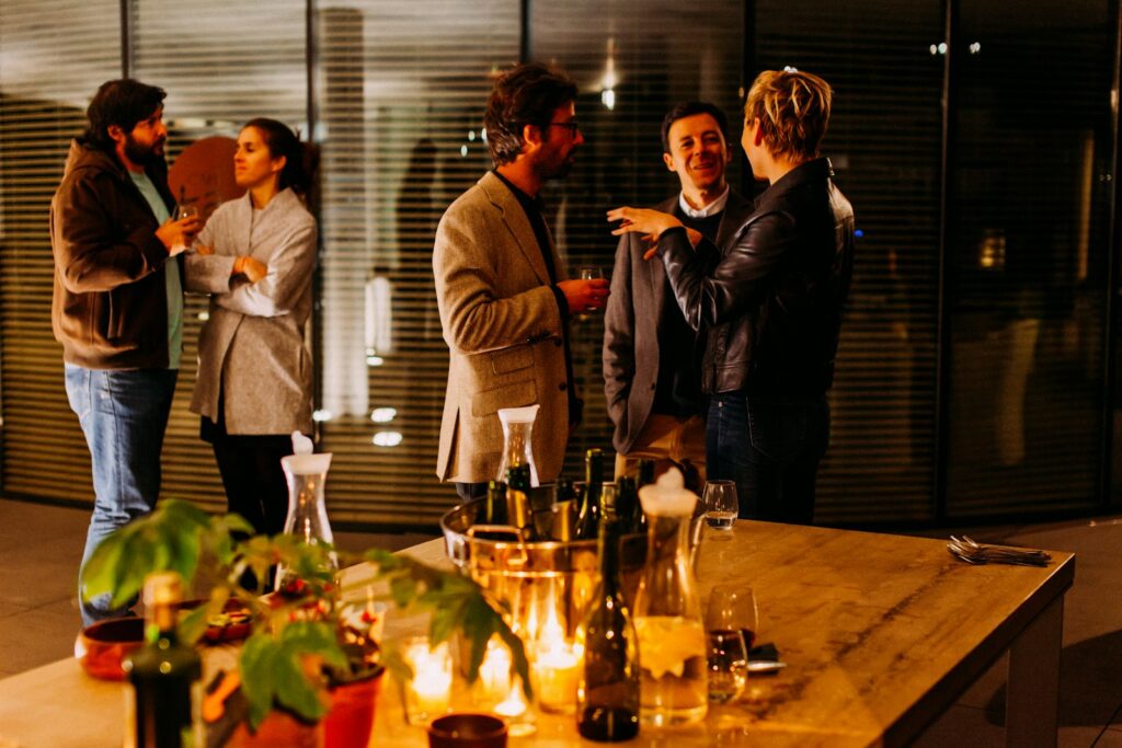 Personal Branding LinkedIn im echten Leben: Fachleute vernetzen sich im Gespräch