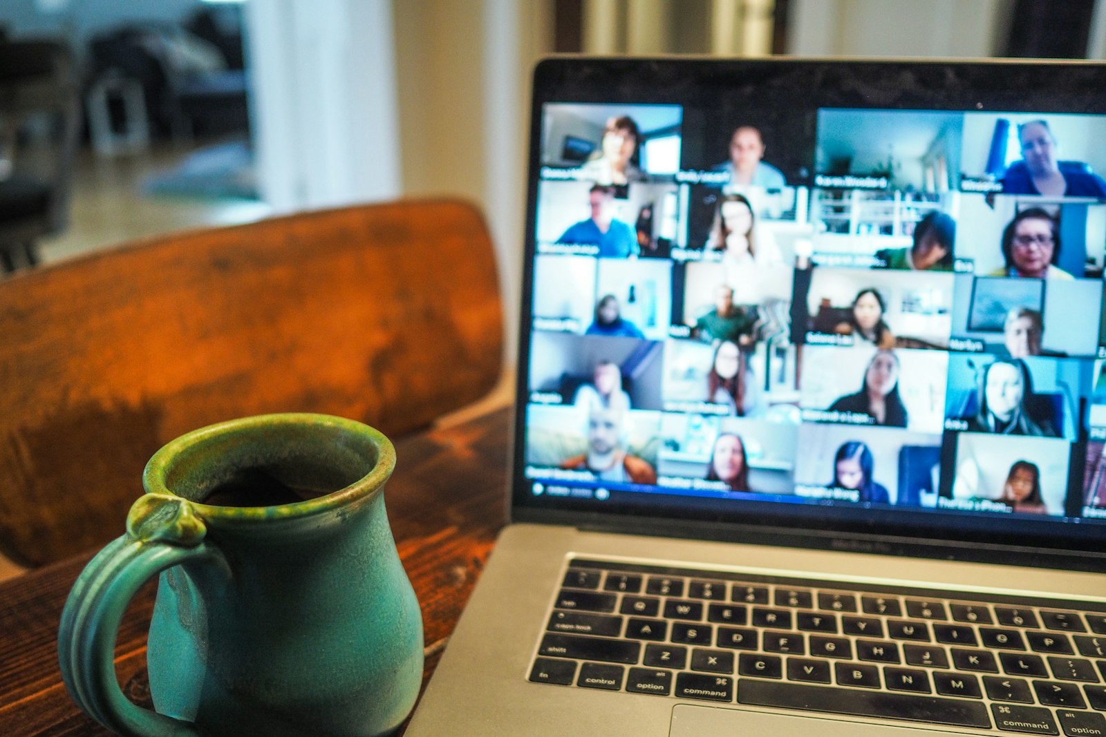 Videokonferenz mit vielen Teilnehmenden auf einem Laptop