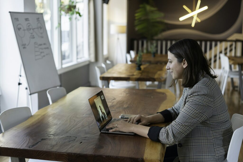 Führungskraft im Videocall mit ihrem verteilten Team – Remote Leadership durch feste Rituale