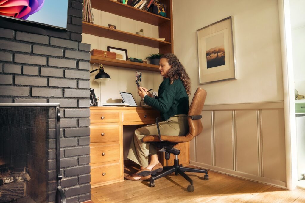 Mitarbeiterin arbeitet konzentriert im Homeoffice – Remote Leadership setzt auf asynchrone Kommunikation