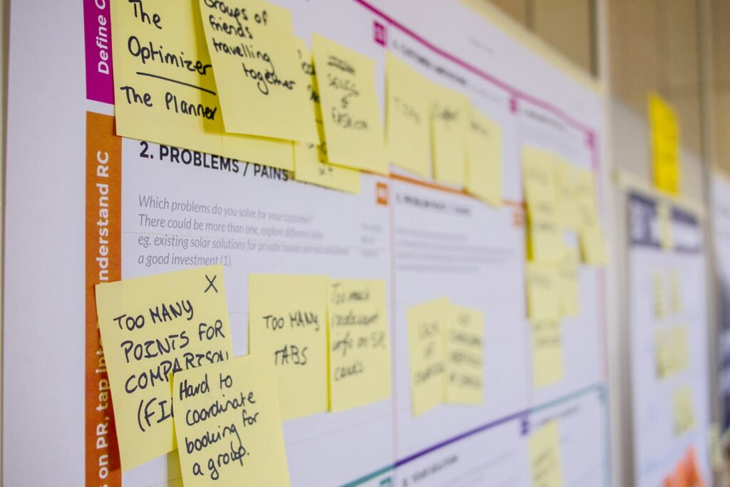 Szenarioplanung im Workshop: Team ordnet Haftnotizen mit Einflussfaktoren an einer Wand