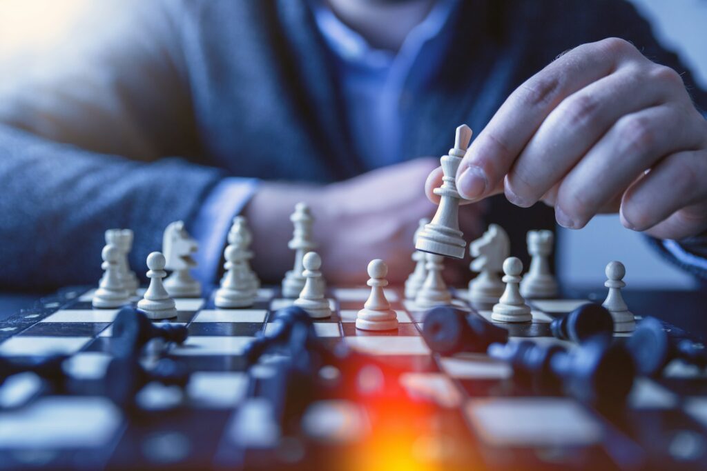 Szenarioplanung als Denkspiel: Schachfiguren auf dem Brett vor einer strategischen Entscheidung