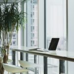 Helles Büro mit Pflanzen und großen Fenstern